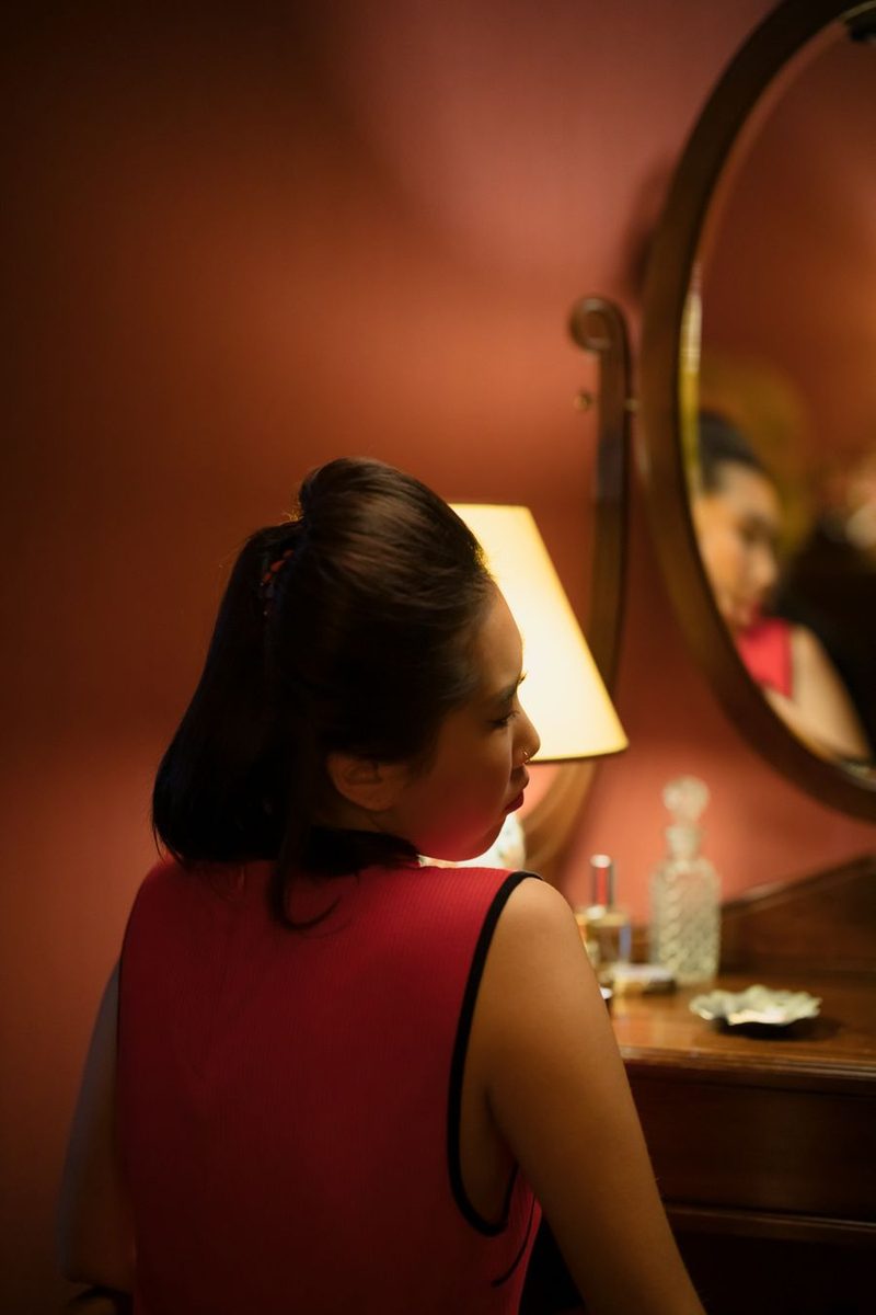 Applying Eau de Parfum 30ml (Spicy Amber)