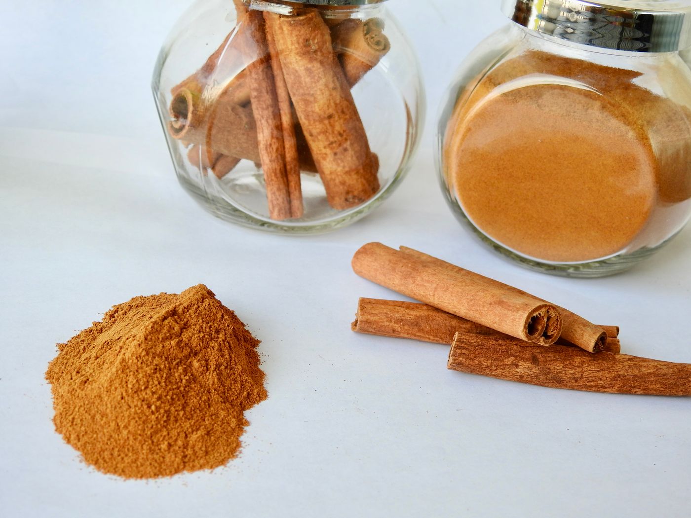 Cinnamon, the botanical source of festive home blend