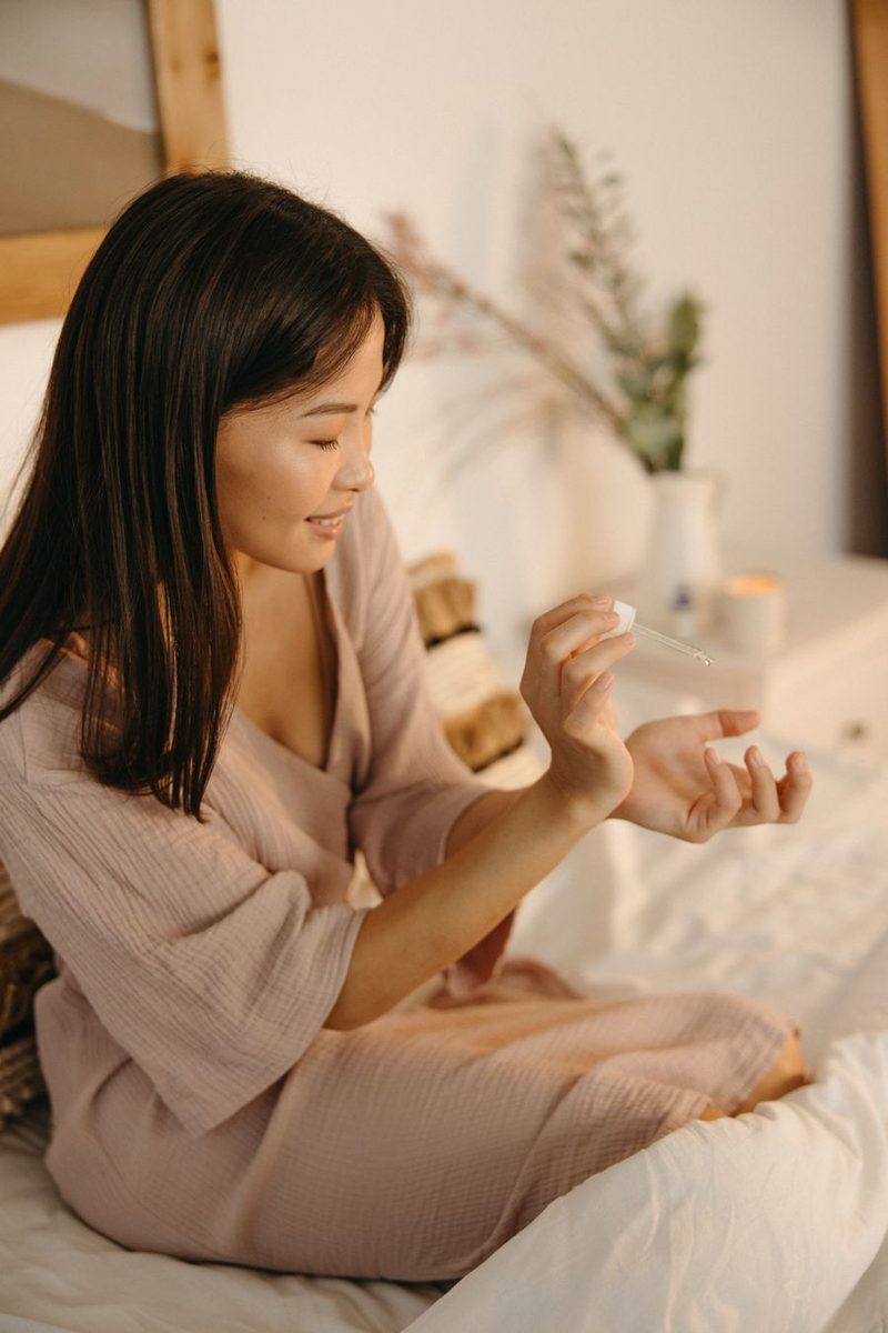 Applying Solid Perfume Balm (Gourmand)