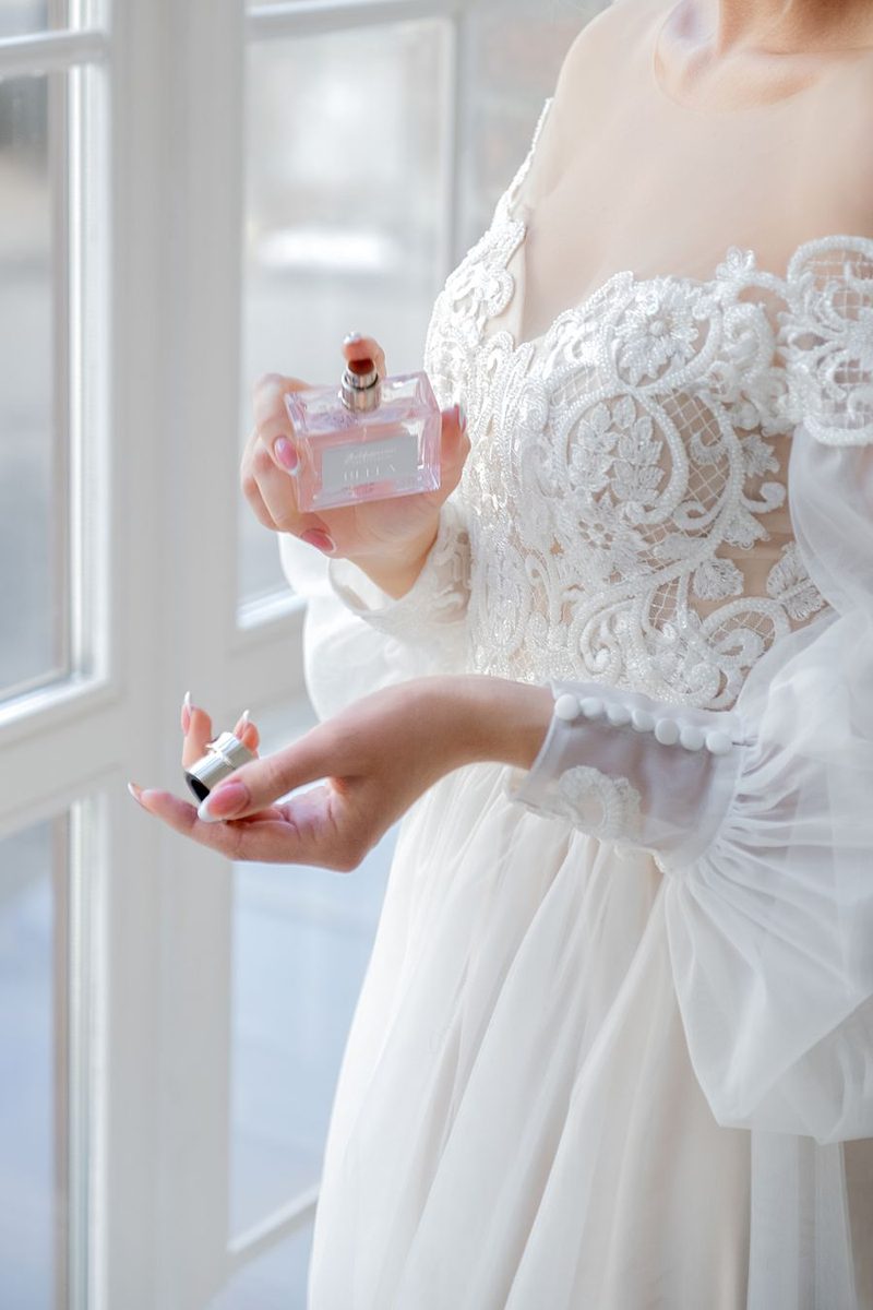 Applying Eau de Parfum 50ml Premium