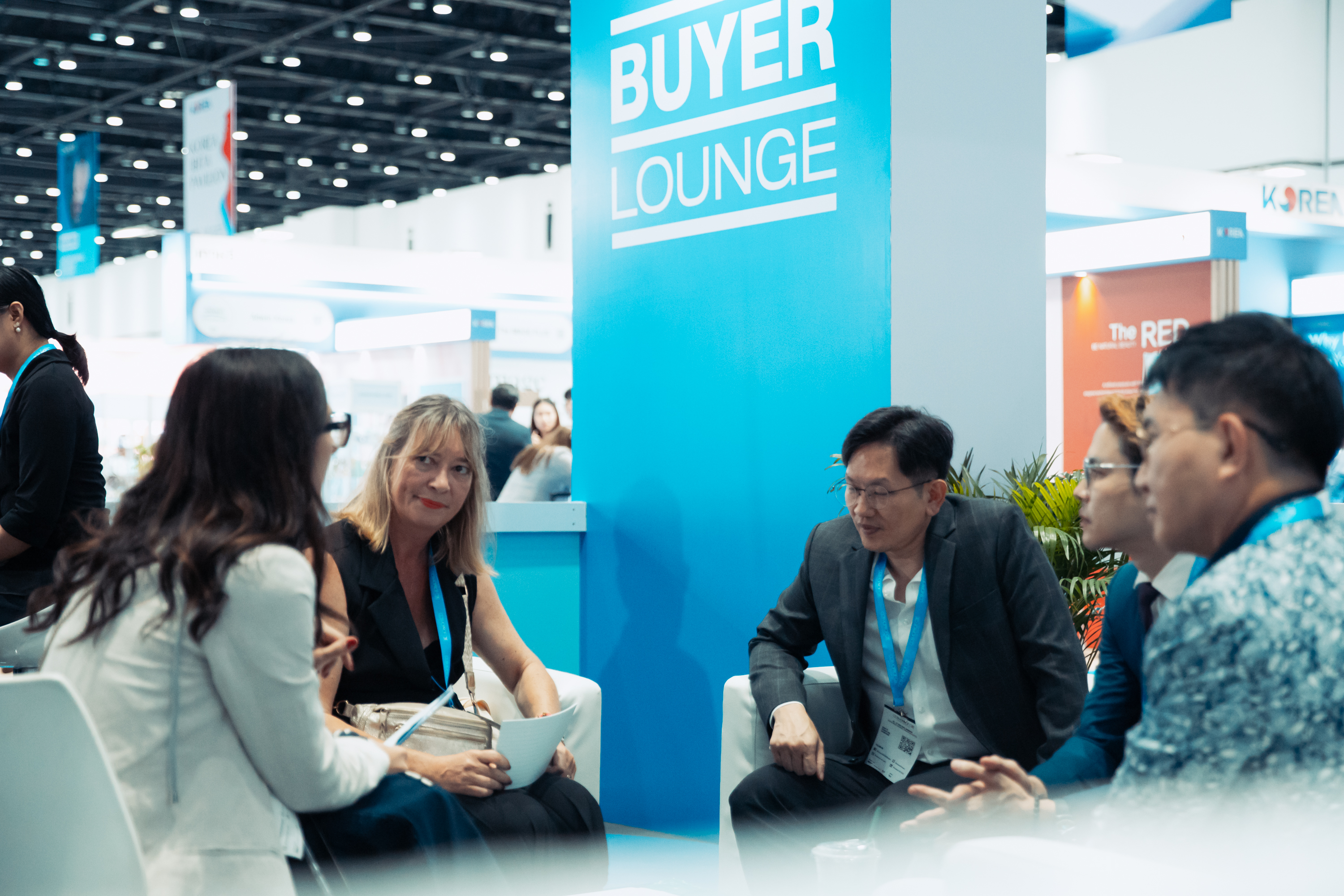 Qualified international buyers in discussion at Cosmoprof CBE ASEAN, Bangkok — the Buyer Lounge where cross-border sourcing deals are shaped.