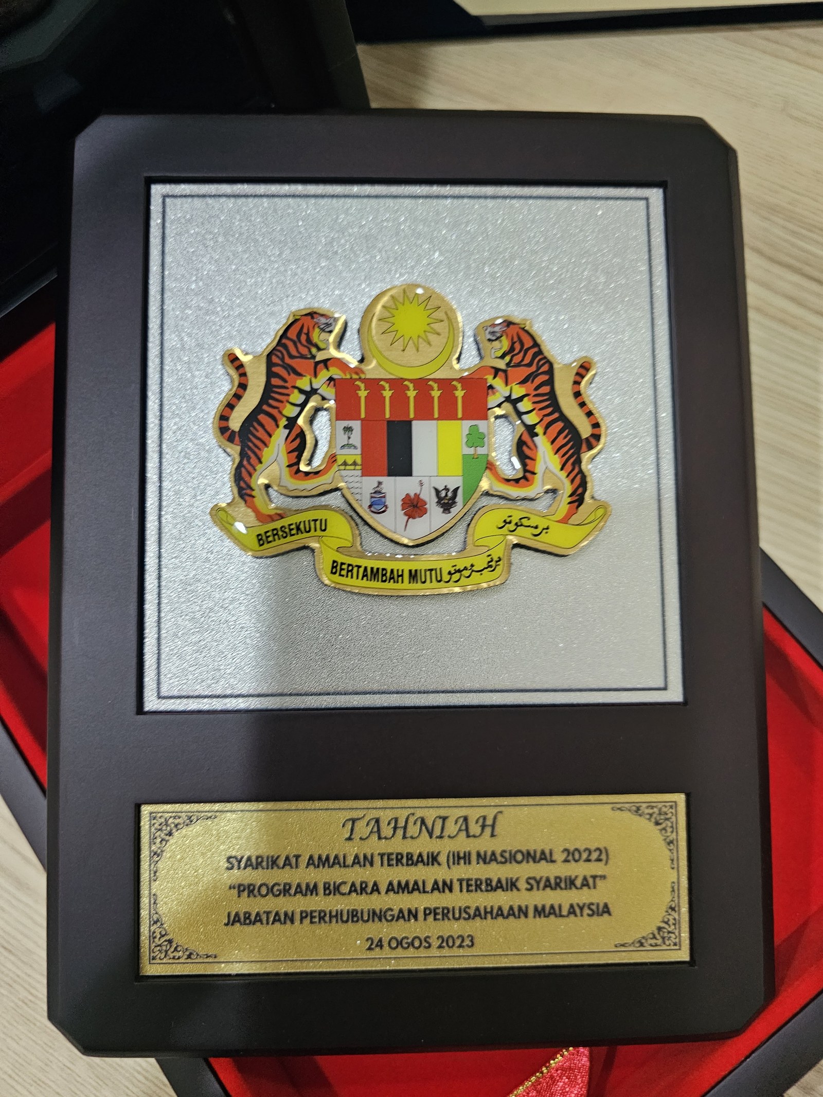 Syarikat Amalan Terbaik (IHI Nasional 2022) medallion presented to Dr Orizi by Jabatan Perhubungan Perusahaan Malaysia