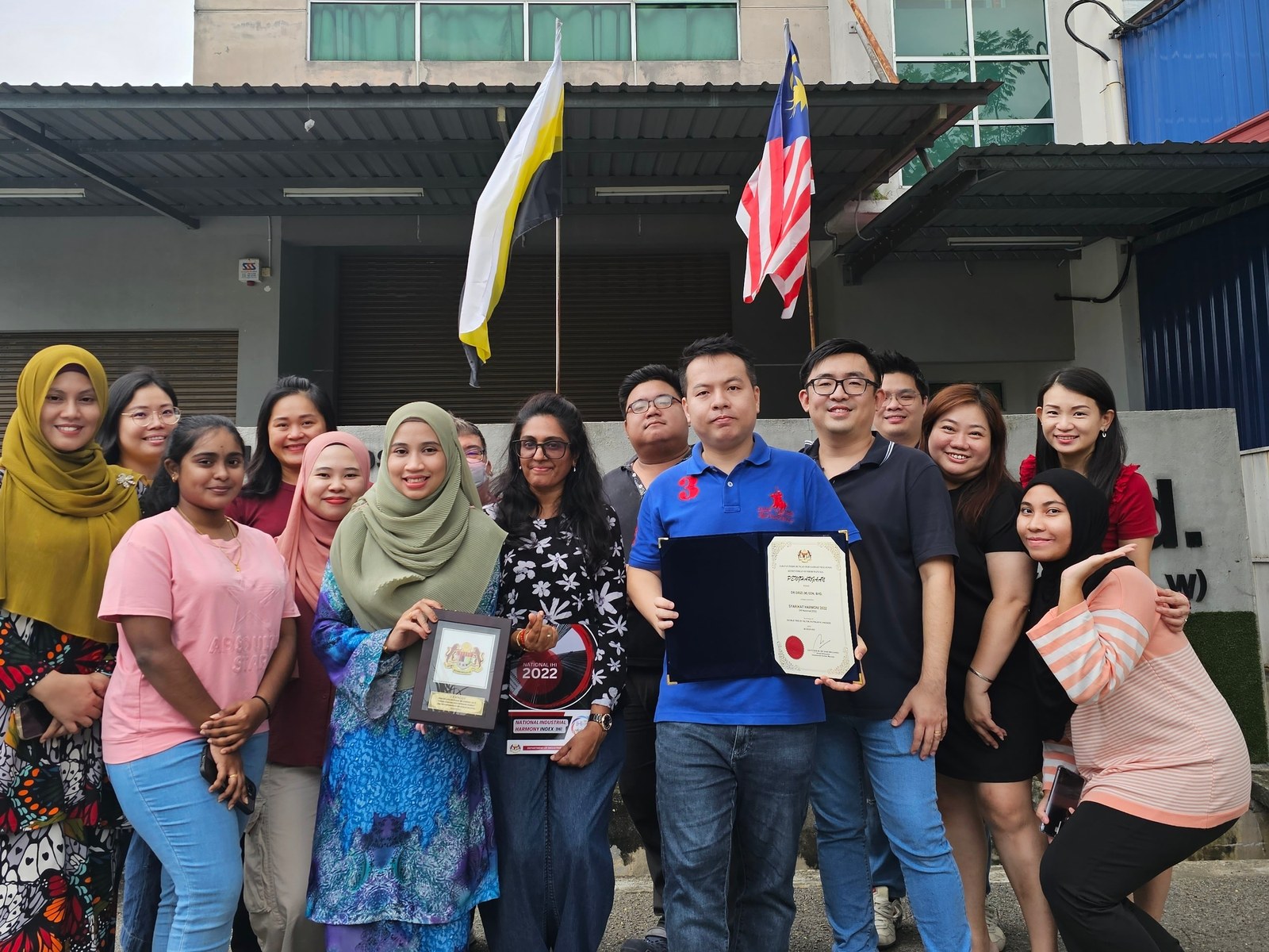 Dr Orizi team group photo with the Syarikat Harmoni 2022 certificate and medallion